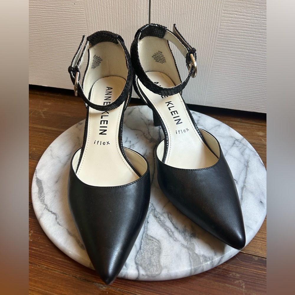 Anne Klein Black iflex Pointed Toe Ankle-Strap kitten heel - W9.5